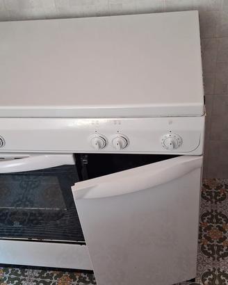 Cucina con 4 fuochi e forno 170€