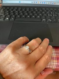 Anello in oro bianco con diamante