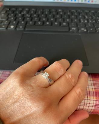 Anello in oro bianco con diamante