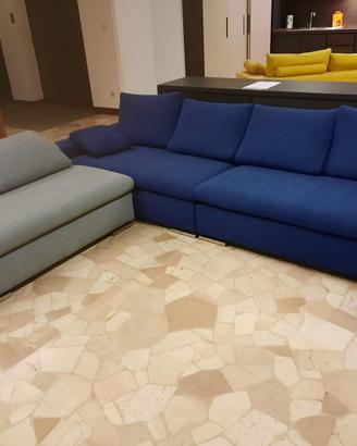 Divano angolare blu e grigio