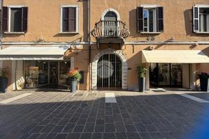 NEGOZIO A DESENZANO DEL GARDA