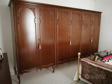 Armadio in legno massello a sei ante e cassettiera