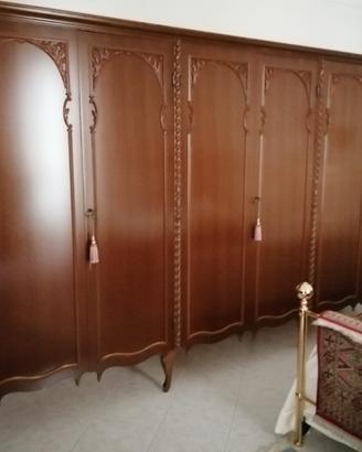 Armadio in legno massello a sei ante e cassettiera