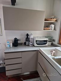Cucina angolare + tavolo con 6 sedie