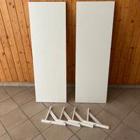 Mensole bianche e staffe legno