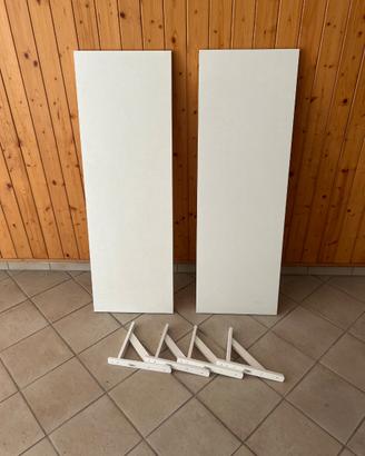 Mensole bianche e staffe legno