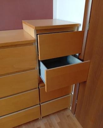 Comodini in legno con cassetti