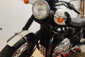 TRIUMPH BONNEVILLE T100