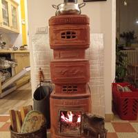 stufa vintage in cotto