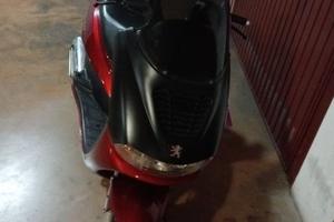 scooter Peugeot 125rosso.
