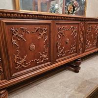  sala da pranzo in stile con grande specchiera 