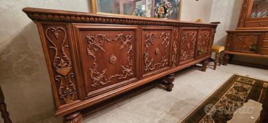  sala da pranzo in stile con grande specchiera 