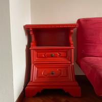 Comodino rosso in legno