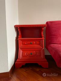 Comodino rosso in legno