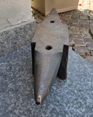 Incudine antica in ferro da fabbro
