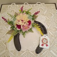 Ferri di cavallo con fiori artificiali