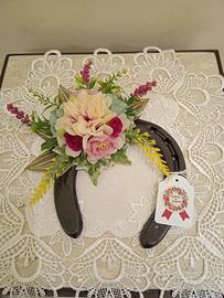 Ferri di cavallo con fiori artificiali