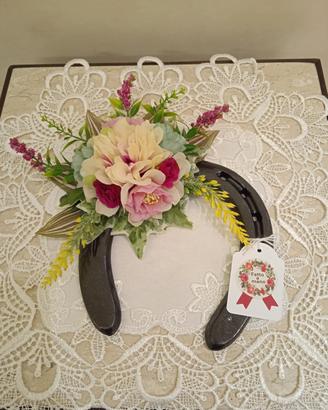 Ferri di cavallo con fiori artificiali