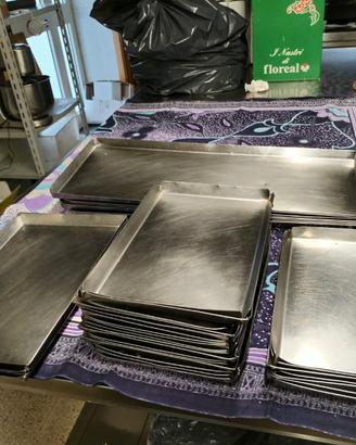 Lotto 33 vassoi in acciaio inox per pasticceria