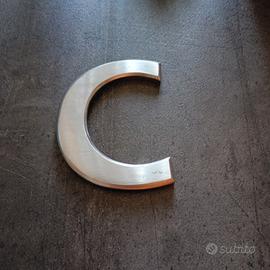 Lettera decorativa "C" in acciaio inox satinato