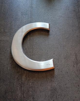 Lettera decorativa "C" in acciaio inox satinato