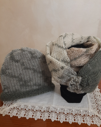 Scaldacollo con cappello lavorato a mano