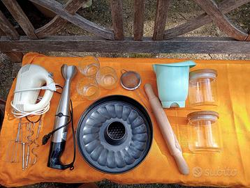 Scatolone con diversi utensili da cucina