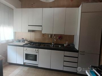 Cucina, soggiorno, vetrina
