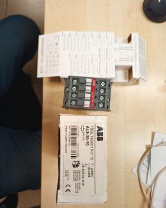 ABB contattore trifase da 9 A con bobina a 24 V