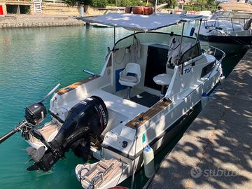 Barca cabinata per pesca e uscite con famiglia
