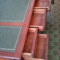 coppia di scrivanie in legno e pelle