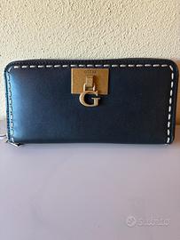 Portafoglio grande da donna GUESS di colore nero.
