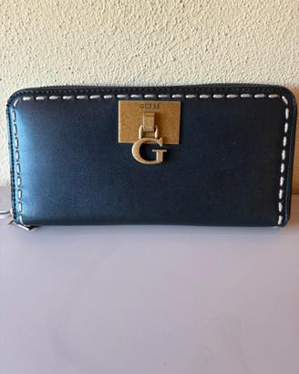 Portafoglio grande da donna GUESS di colore nero.
