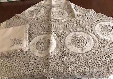 Tovaglia di pregio ricamata e lavorata all’uncinet