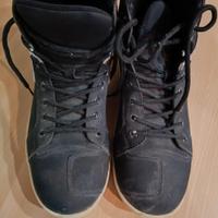 Scarpe comode da moto protettive.
