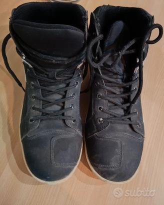 Scarpe comode da moto protettive.