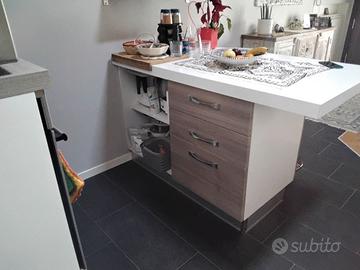 Cucina moderna con penisola