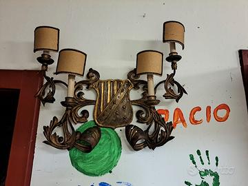 vecchio lampadario a muro in rame