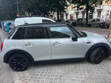 Mini Cooper 5 porte: stilosa ed elegante