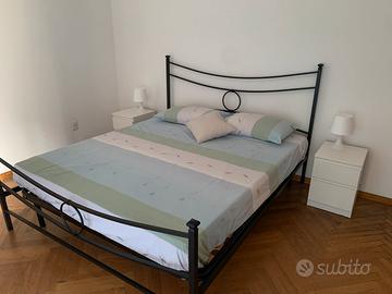 Letto matrimoniale, comodini, poltrone e dattilo