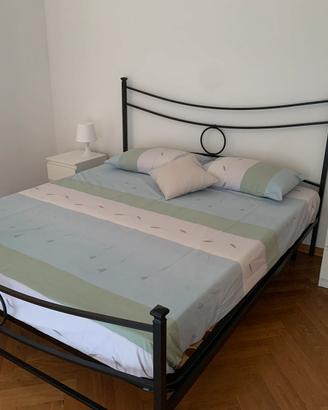 Letto matrimoniale, comodini, poltrone e dattilo