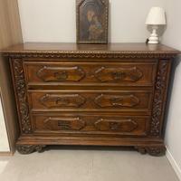 Comó antico in legno scuro e comodini