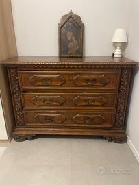 Comó antico in legno scuro e comodini