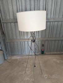 Lampada da terra design moderno con paralume 