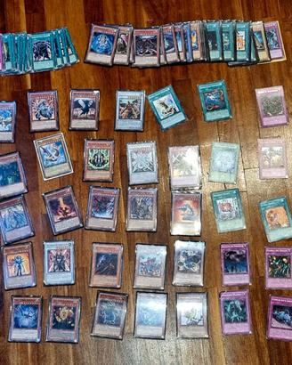 Carte Yu-Gi-Oh di vario genere e tipologia