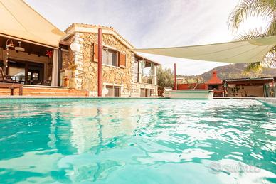 Villa con piscina privata ed ampio giardino