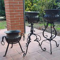 Treppiedi in ferro battuto con portavasi in rame.