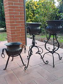 Treppiedi in ferro battuto con portavasi in rame.