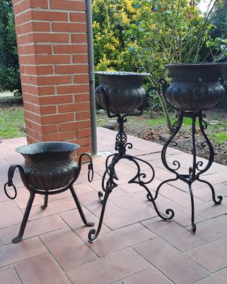 Treppiedi in ferro battuto con portavasi in rame.