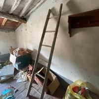 Antica scala a pioli in legno fienile ornamentale